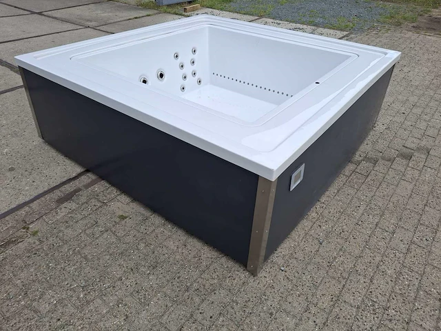 Infinitas the one 6 persoons jacuzzi en buitenspa - afbeelding 26 van  26