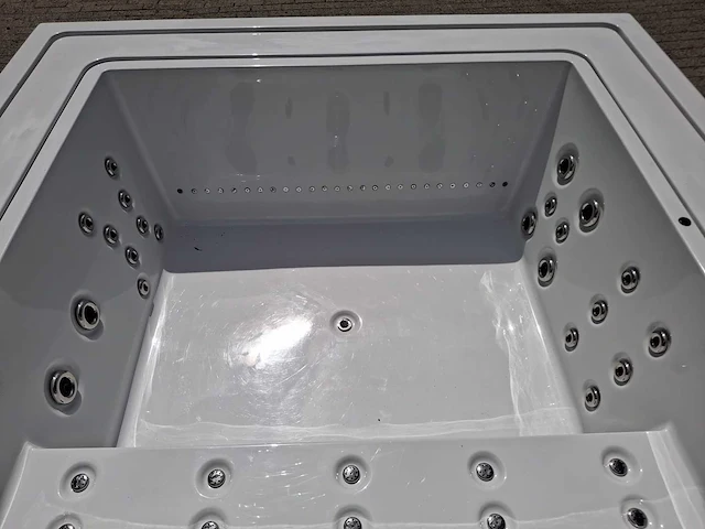 Infinitas the one 6 persoons jacuzzi en buitenspa - afbeelding 59 van  64