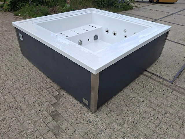 Infinitas the one 6 persoons jacuzzi en buitenspa - afbeelding 25 van  26