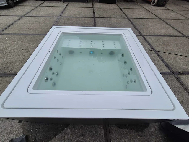 Infinitas the one 6 persoons jacuzzi en buitenspa - afbeelding 45 van  46