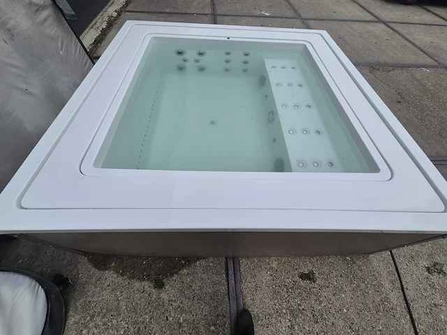 Infinitas the one 6 persoons jacuzzi en buitenspa - afbeelding 42 van  46