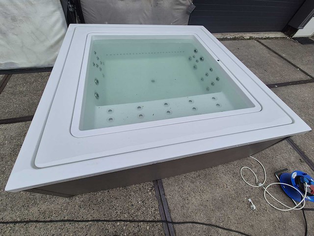 Infinitas the one 6 persoons jacuzzi en buitenspa - afbeelding 24 van  64