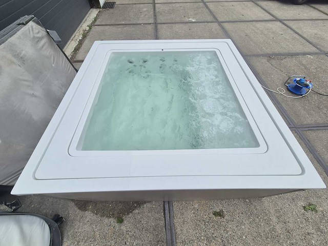 Infinitas the one 6 persoons jacuzzi en buitenspa - afbeelding 26 van  64
