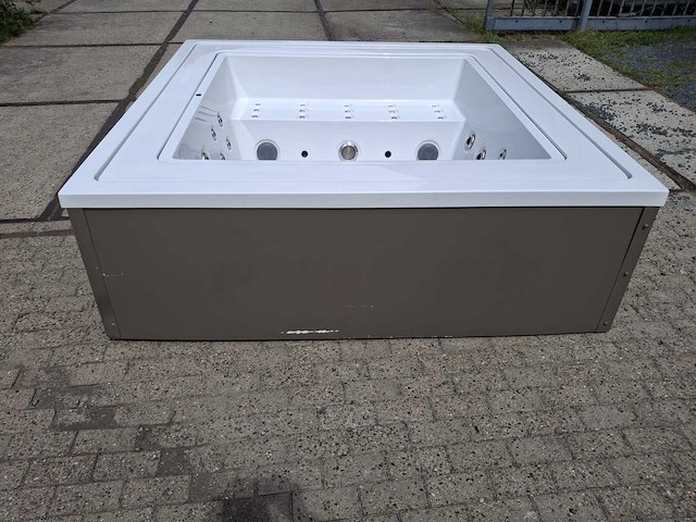 Infinitas the one 6 persoons jacuzzi en buitenspa - afbeelding 40 van  64