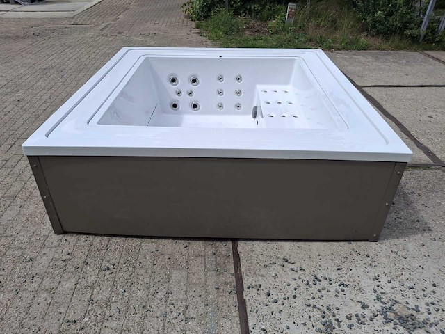 Infinitas the one 6 persoons jacuzzi en buitenspa - afbeelding 42 van  64