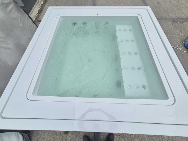 Infinitas the one 6 persoons jacuzzi en buitenspa - afbeelding 35 van  64