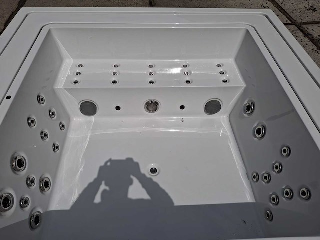 Infinitas the one 6 persoons jacuzzi en buitenspa - afbeelding 48 van  64