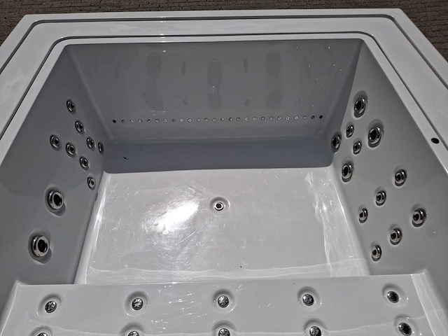 Infinitas the one 6 persoons jacuzzi en buitenspa - afbeelding 51 van  64