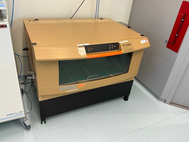 Infors ampere kaart multitron ii grote capaciteit incubator shaker - afbeelding 1 van  9