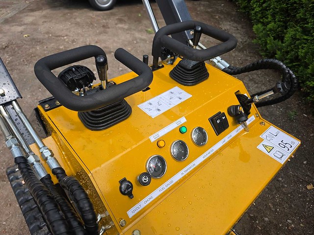 Infront - skidster - minishovel - schranklader - rupsbanden - afbeelding 10 van  12