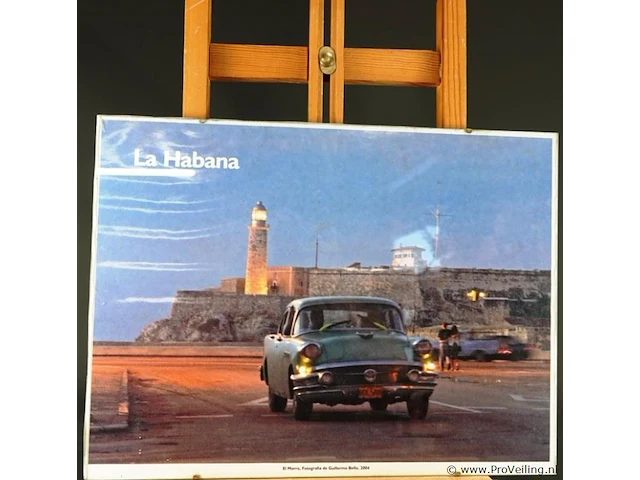 Ingelijste foto of poster getiteld "la habana" met een klassieke amerikaanse auto en de vuurtoren van het castillo de los tres reyes del morro in de achtergrond, gefotografeerd door guillermo bell in 2004 - afbeelding 2 van  5