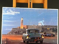 Ingelijste foto of poster getiteld "la habana" met een klassieke amerikaanse auto en de vuurtoren van het castillo de los tres reyes del morro in de achtergrond, gefotografeerd door guillermo bell in 2004 - afbeelding 2 van  5