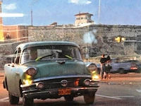 Ingelijste foto of poster getiteld "la habana" met een klassieke amerikaanse auto en de vuurtoren van het castillo de los tres reyes del morro in de achtergrond, gefotografeerd door guillermo bell in 2004 - afbeelding 3 van  5