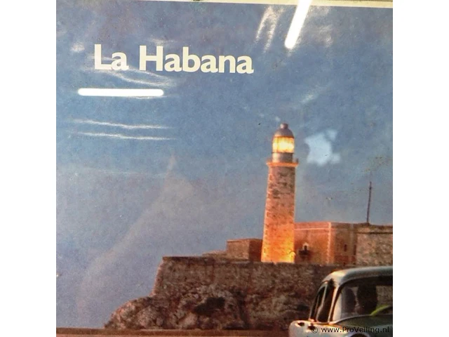 Ingelijste foto of poster getiteld "la habana" met een klassieke amerikaanse auto en de vuurtoren van het castillo de los tres reyes del morro in de achtergrond, gefotografeerd door guillermo bell in 2004 - afbeelding 4 van  5