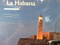 Ingelijste foto of poster getiteld "la habana" met een klassieke amerikaanse auto en de vuurtoren van het castillo de los tres reyes del morro in de achtergrond, gefotografeerd door guillermo bell in 2004 - afbeelding 4 van  5