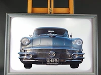 Ingelijste foto van de voorkant van een klassieke amerikaanse auto, vermoedelijk een mid-jaren 50 buick