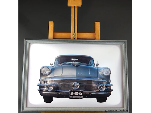 Ingelijste foto van de voorkant van een klassieke amerikaanse auto, vermoedelijk een mid-jaren 50 buick - afbeelding 2 van  4