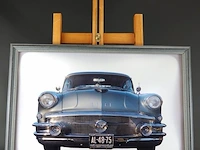 Ingelijste foto van de voorkant van een klassieke amerikaanse auto, vermoedelijk een mid-jaren 50 buick - afbeelding 2 van  4