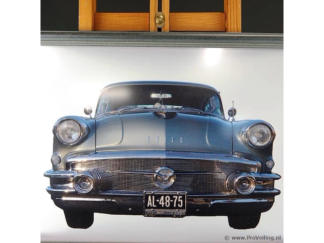 Ingelijste foto van de voorkant van een klassieke amerikaanse auto, vermoedelijk een mid-jaren 50 buick - afbeelding 3 van  4