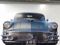 Ingelijste foto van de voorkant van een klassieke amerikaanse auto, vermoedelijk een mid-jaren 50 buick - afbeelding 3 van  4