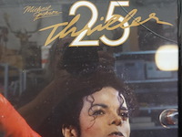 Ingelijste officiële "thriller 25" jubileumposter van michael jackson - afbeelding 3 van  5