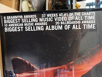 Ingelijste officiële "thriller 25" jubileumposter van michael jackson - afbeelding 4 van  5