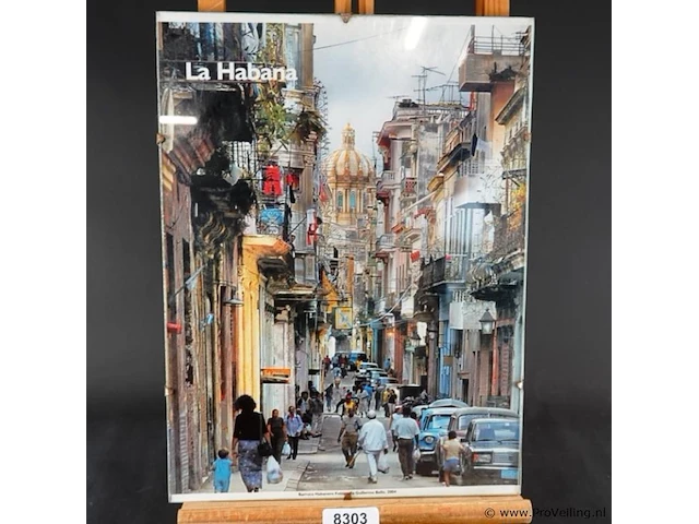 Ingelijste poster of foto van een straatbeeld in la habana (havana), cuba, met op de achtergrond de kenmerkende koepel van het el capitolio - afbeelding 1 van  5