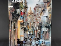 Ingelijste poster of foto van een straatbeeld in la habana (havana), cuba, met op de achtergrond de kenmerkende koepel van het el capitolio