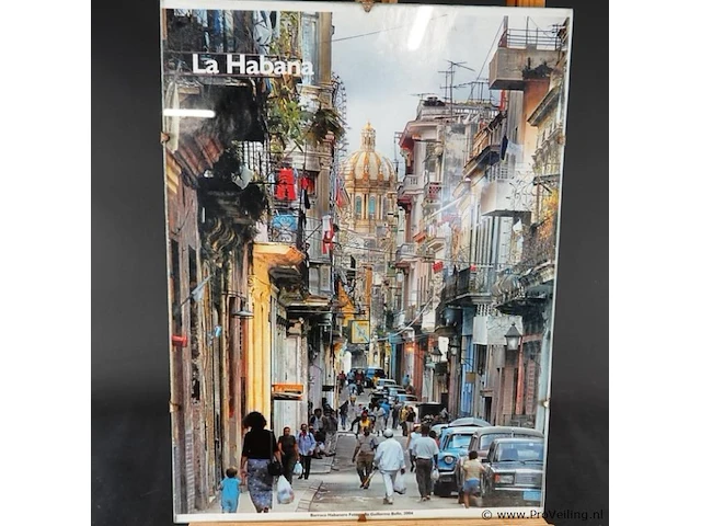 Ingelijste poster of foto van een straatbeeld in la habana (havana), cuba, met op de achtergrond de kenmerkende koepel van het el capitolio - afbeelding 2 van  5
