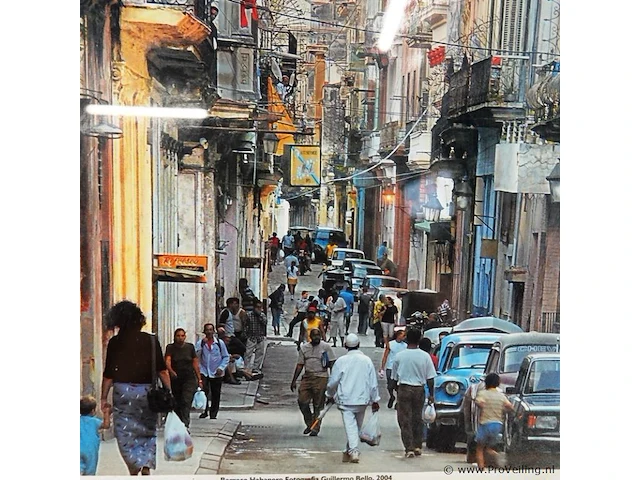 Ingelijste poster of foto van een straatbeeld in la habana (havana), cuba, met op de achtergrond de kenmerkende koepel van het el capitolio - afbeelding 3 van  5