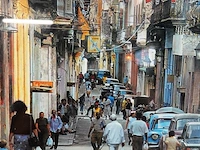 Ingelijste poster of foto van een straatbeeld in la habana (havana), cuba, met op de achtergrond de kenmerkende koepel van het el capitolio - afbeelding 3 van  5