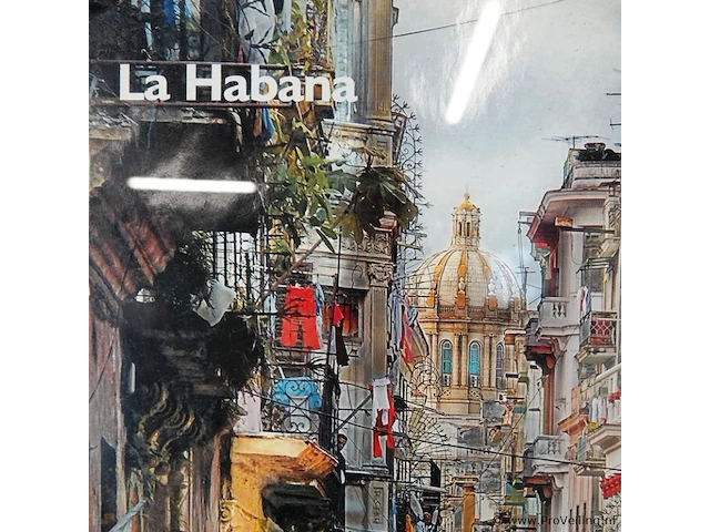 Ingelijste poster of foto van een straatbeeld in la habana (havana), cuba, met op de achtergrond de kenmerkende koepel van het el capitolio - afbeelding 4 van  5
