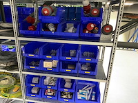 Inhoud (380v) installatiematerialen, machine-onderdelen, etc. van 9 legbordstellingen - afbeelding 2 van  40
