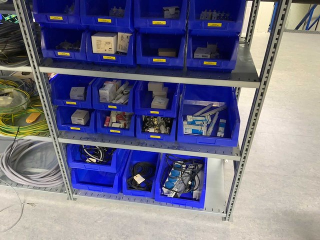 Inhoud (380v) installatiematerialen, machine-onderdelen, etc. van 9 legbordstellingen - afbeelding 3 van  40