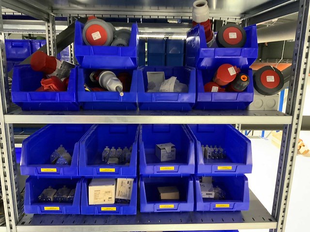 Inhoud (380v) installatiematerialen, machine-onderdelen, etc. van 9 legbordstellingen - afbeelding 4 van  40