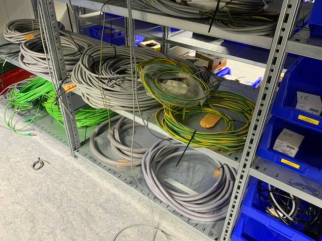 Inhoud (380v) installatiematerialen, machine-onderdelen, etc. van 9 legbordstellingen - afbeelding 6 van  40