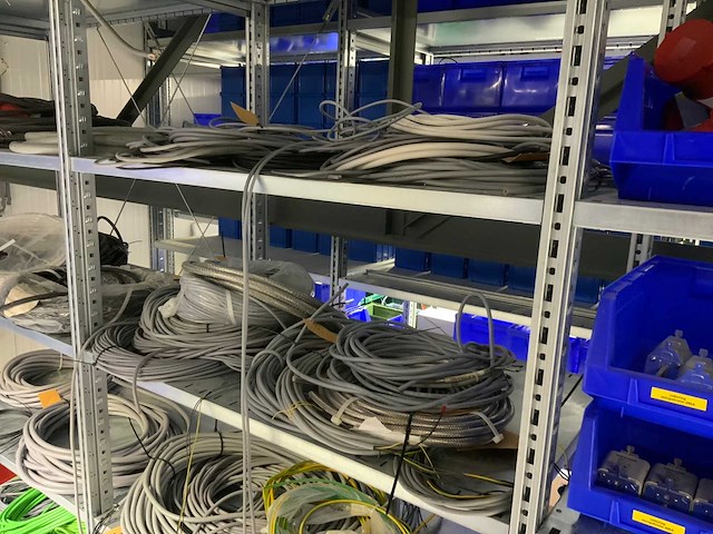 Inhoud (380v) installatiematerialen, machine-onderdelen, etc. van 9 legbordstellingen - afbeelding 7 van  40