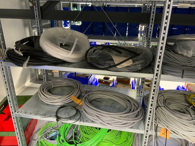 Inhoud (380v) installatiematerialen, machine-onderdelen, etc. van 9 legbordstellingen - afbeelding 10 van  40