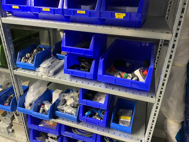 Inhoud (380v) installatiematerialen, machine-onderdelen, etc. van 9 legbordstellingen - afbeelding 14 van  40