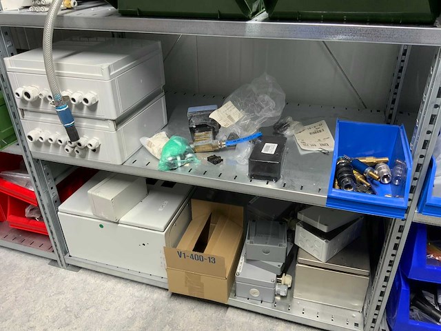 Inhoud (380v) installatiematerialen, machine-onderdelen, etc. van 9 legbordstellingen - afbeelding 16 van  40