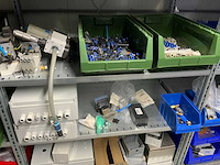 Inhoud (380v) installatiematerialen, machine-onderdelen, etc. van 9 legbordstellingen - afbeelding 17 van  40
