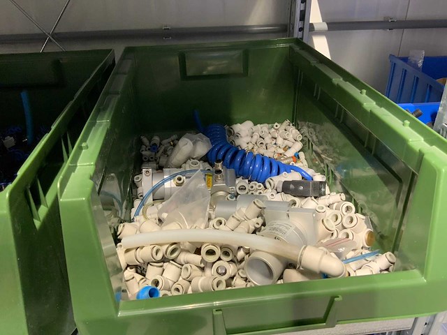 Inhoud (380v) installatiematerialen, machine-onderdelen, etc. van 9 legbordstellingen - afbeelding 20 van  40