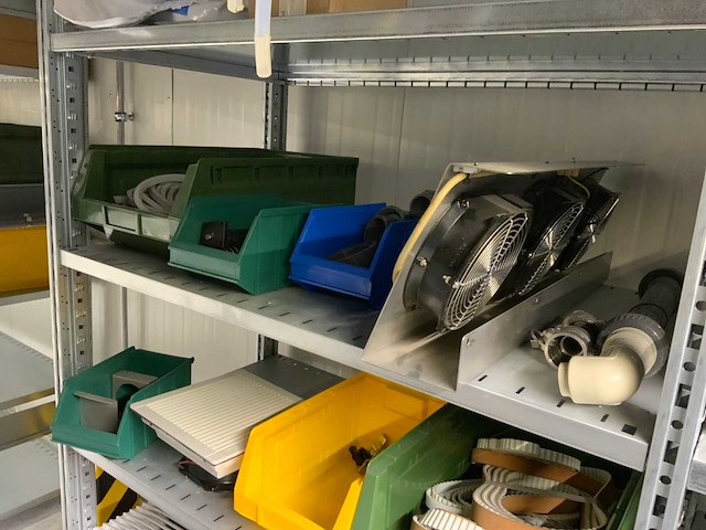 Inhoud (380v) installatiematerialen, machine-onderdelen, etc. van 9 legbordstellingen - afbeelding 26 van  40