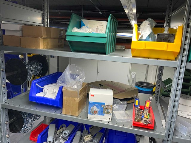 Inhoud (380v) installatiematerialen, machine-onderdelen, etc. van 9 legbordstellingen - afbeelding 29 van  40