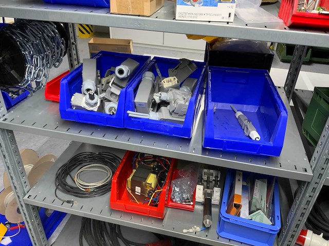 Inhoud (380v) installatiematerialen, machine-onderdelen, etc. van 9 legbordstellingen - afbeelding 30 van  40