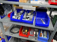 Inhoud (380v) installatiematerialen, machine-onderdelen, etc. van 9 legbordstellingen - afbeelding 30 van  40
