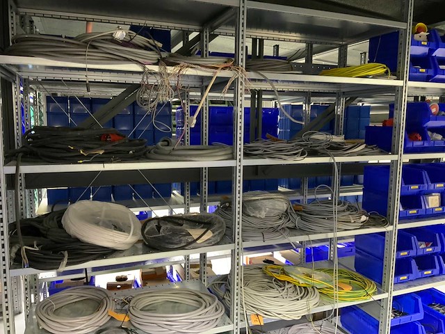 Inhoud (380v) installatiematerialen, machine-onderdelen, etc. van 9 legbordstellingen - afbeelding 38 van  40