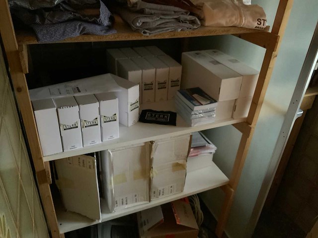 Inhoud bakkerij kleding en toebehoren opslagruimte - afbeelding 2 van  5