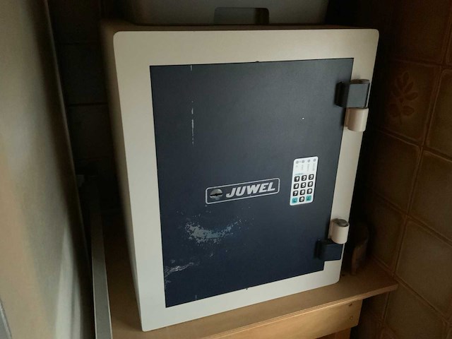 Inhoud bakkerij kleding en toebehoren opslagruimte - afbeelding 4 van  5