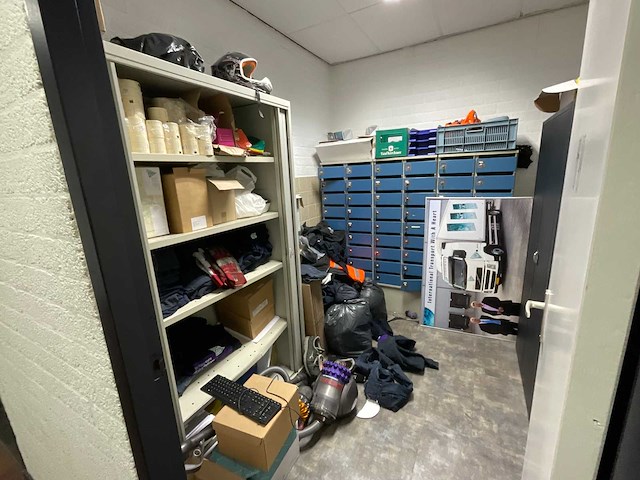 Inhoud bergkast - afbeelding 1 van  13